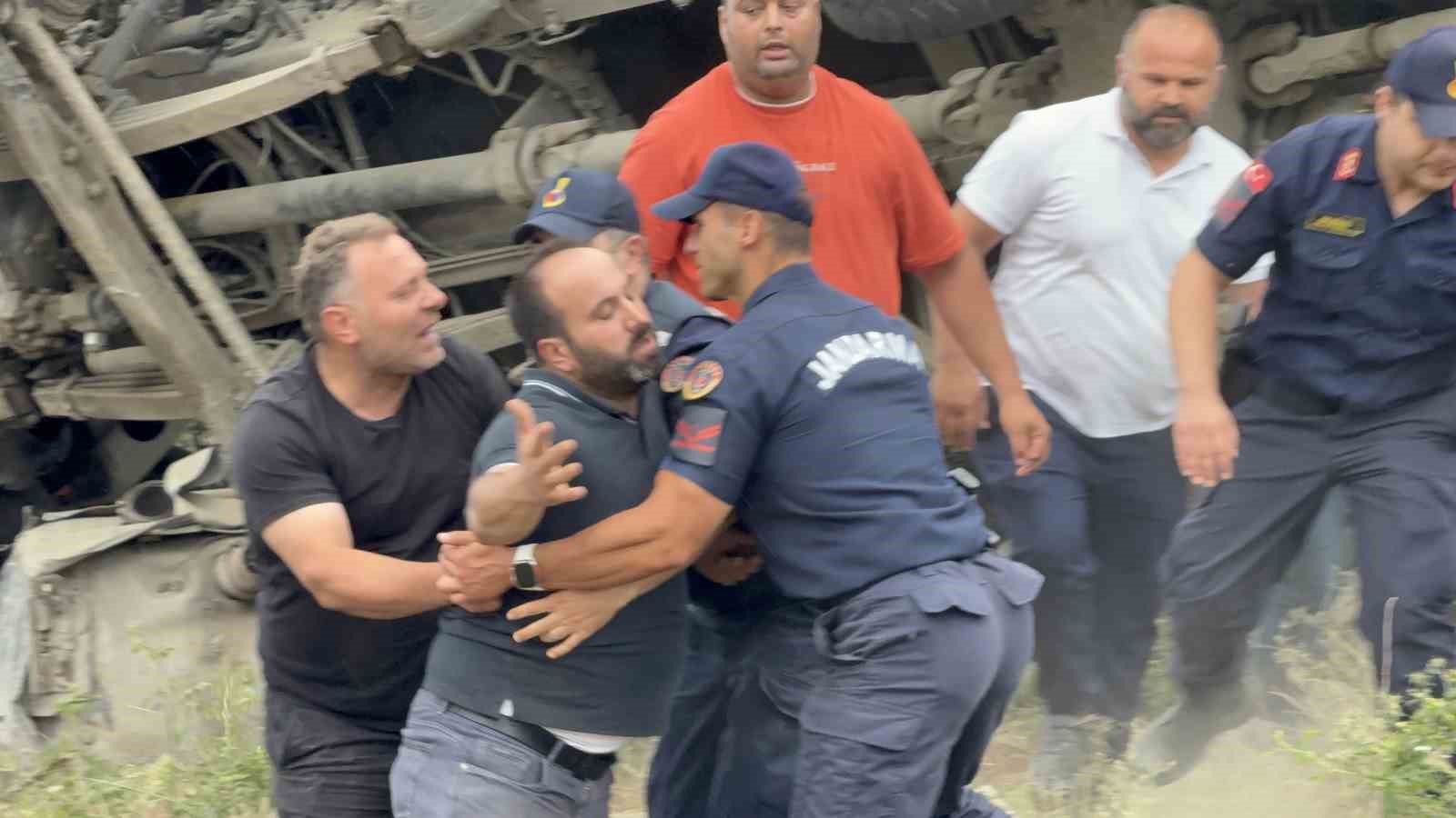 Devrilen taş yüklü kamyonun sürücüsü öldü, savrulan taşlar evin duvarını yıktı 13 devrilen tas yuklu kamyonun surucusu oldu savrulan taslar evin duvarini yikti 9 KkcQA2YI
