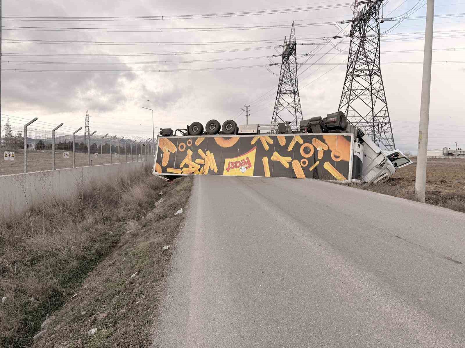 devrilen tir karayolunu ulasima kapatti 2 RIyRs47I