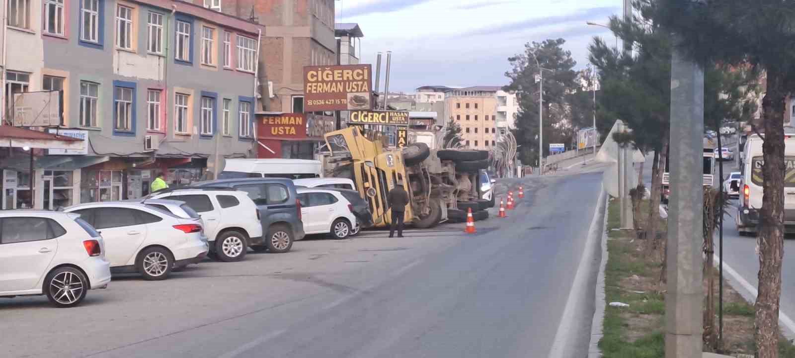 devrilen tir park halindeki 7 araca carpti 0 93PHTiMj