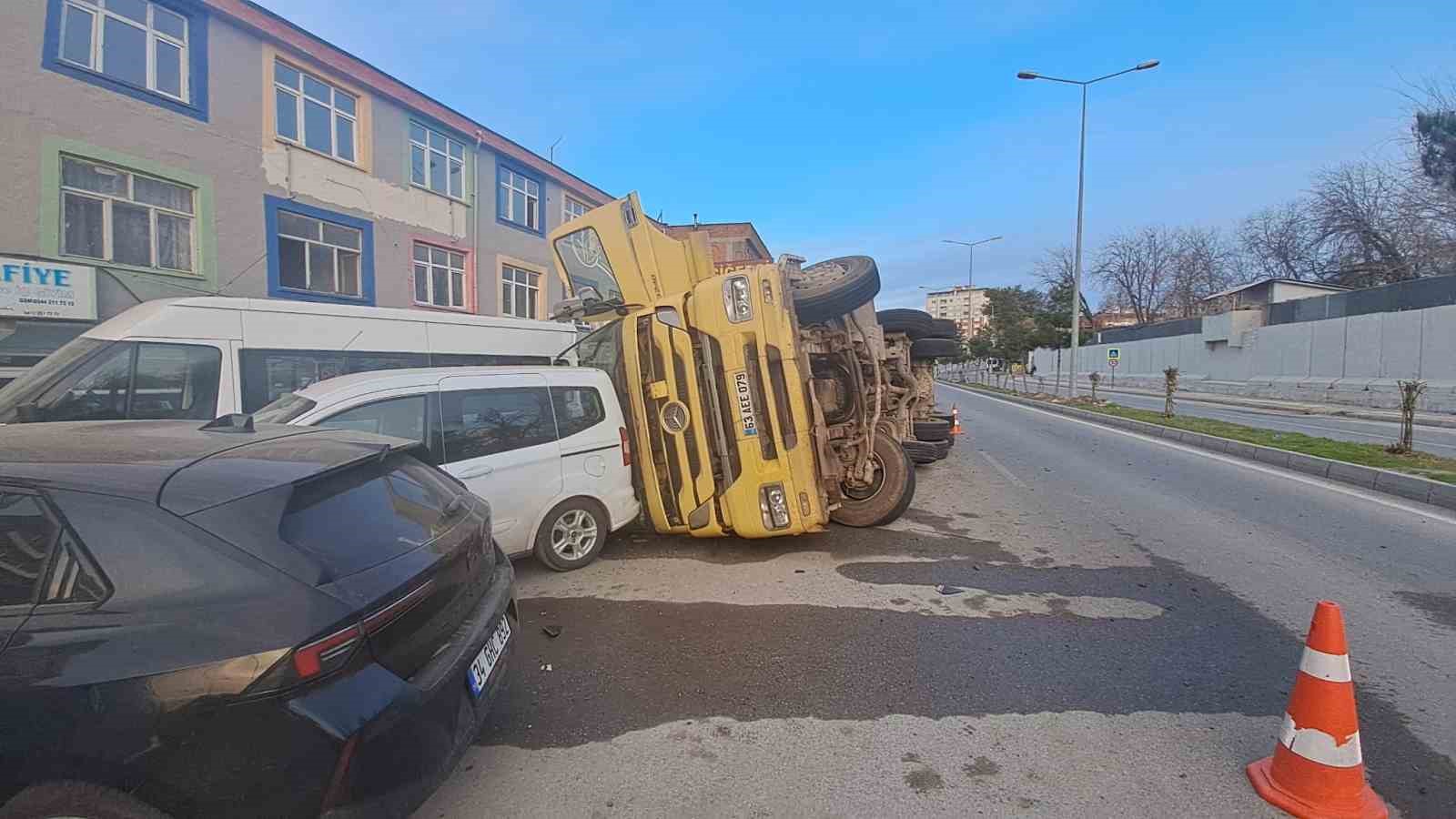devrilen tir park halindeki 7 araca carpti 1 PUM3bp3t
