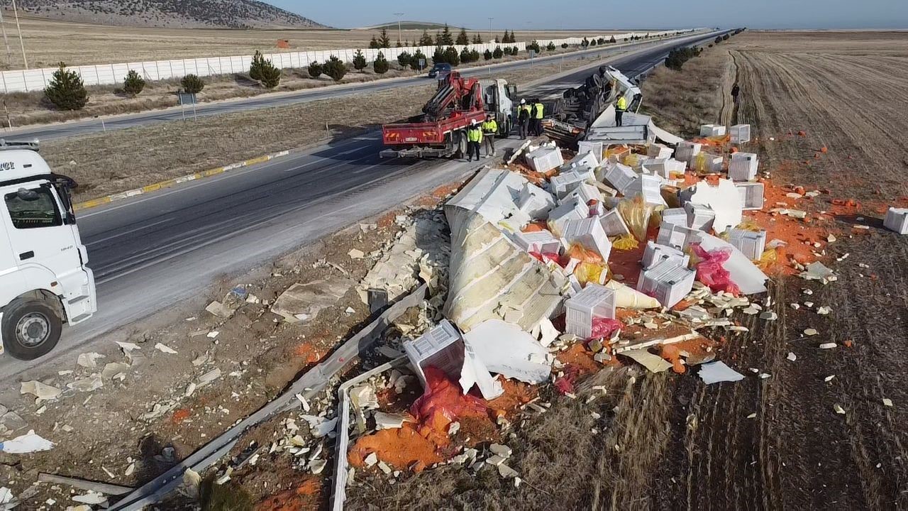 devrilen tirda 27 ton havuc ziyan oldu 0 tmHBsYDC
