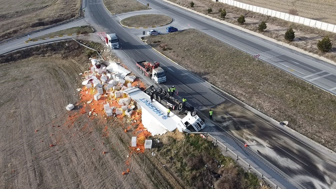 devrilen tirda 27 ton havuc ziyan oldu 1