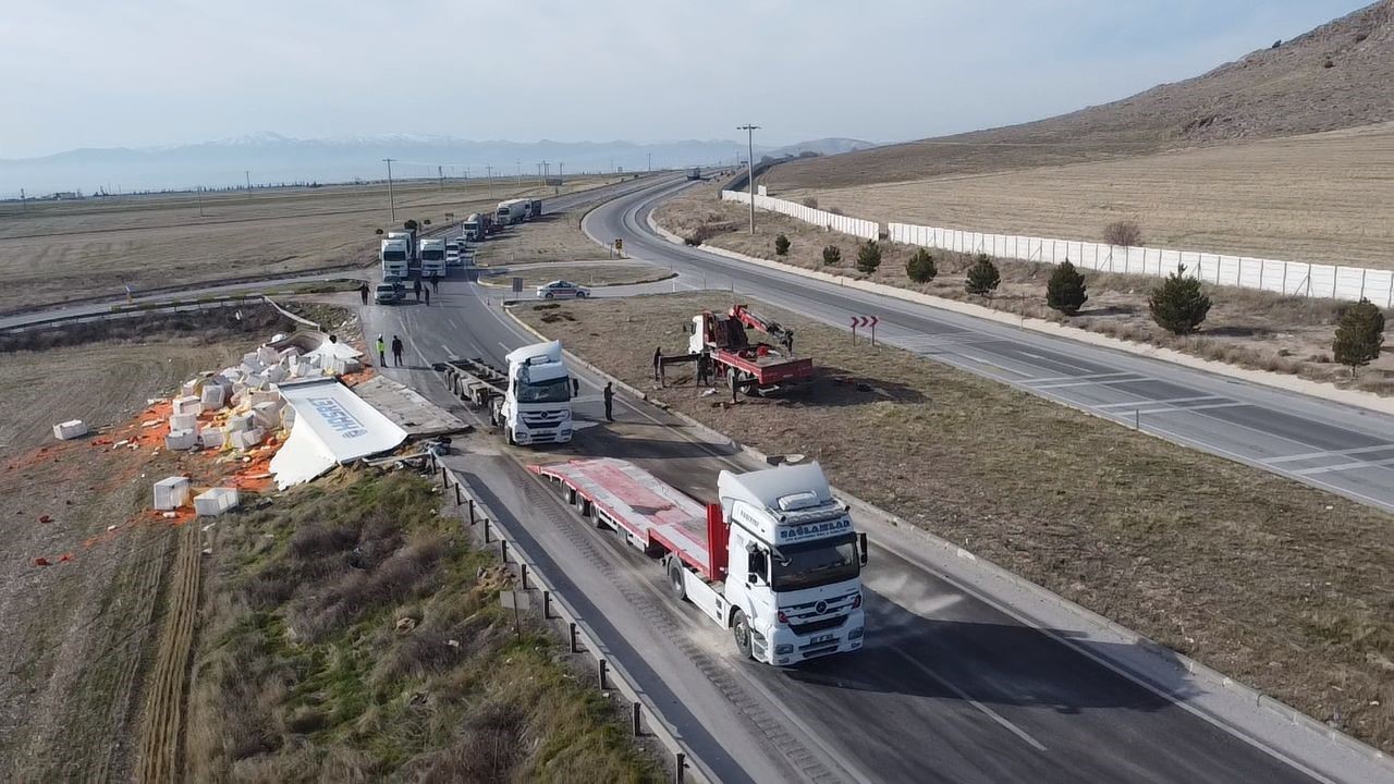 devrilen tirda 27 ton havuc ziyan oldu 2 mUTnEGCY