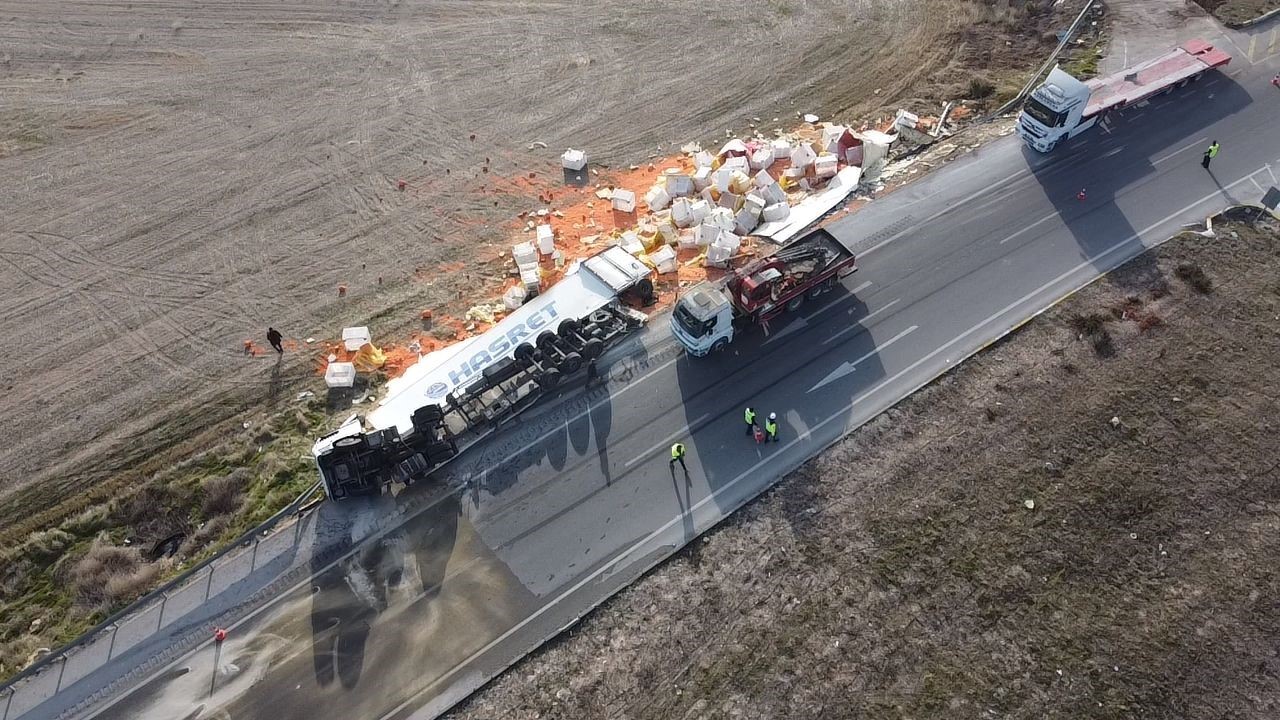 devrilen tirda 27 ton havuc ziyan oldu 3