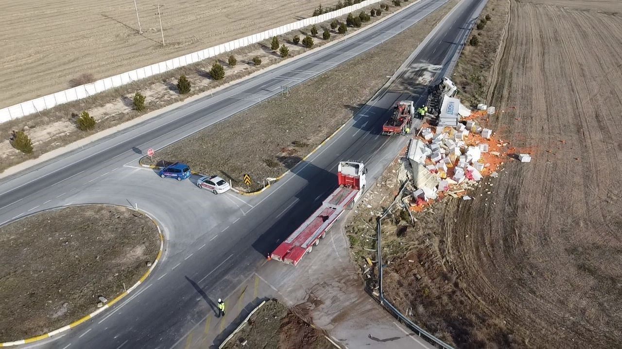 devrilen tirda 27 ton havuc ziyan oldu 4 KKCpa9jm