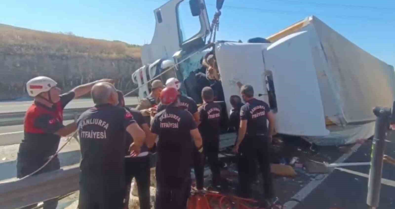 Devrilen tırda sıkışan sürücüyü ekipler kurtardı 5 devrilen tirda sikisan surucuyu ekipler kurtardi 1 pew2nwpu