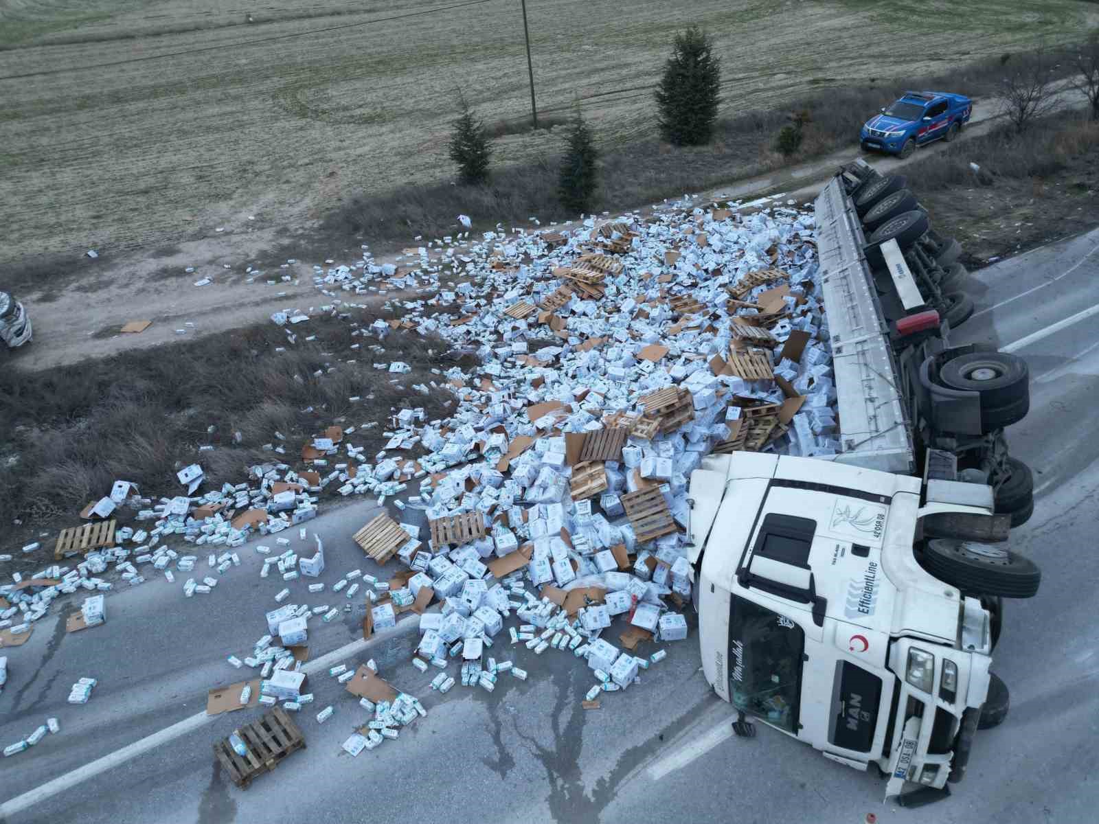 devrilen tirdaki 25 ton sut cevreye dagildi 1 gtCWiafL