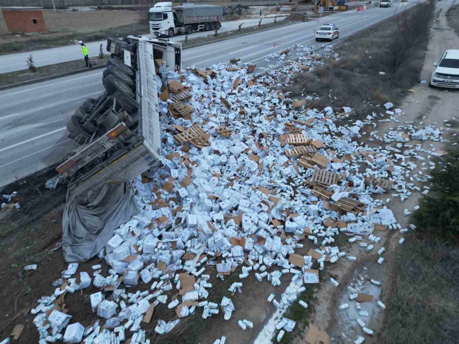 devrilen tirdaki 25 ton sut cevreye dagildi 2 sKBmLh8s