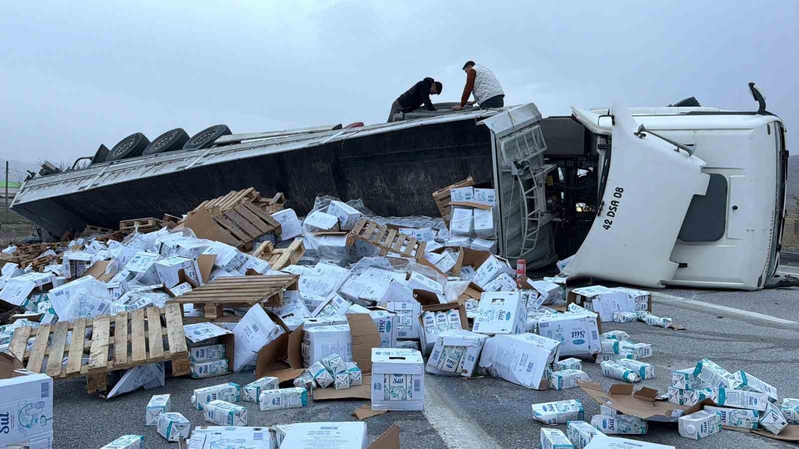 devrilen tirdaki 25 ton sut cevreye dagildi 4 CNFut8WC