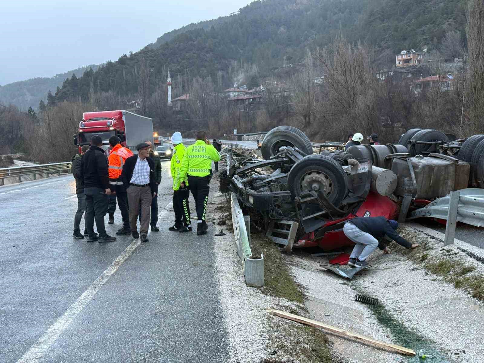 devrilen tirin altinda kalan surucu hayatini kaybetti 0