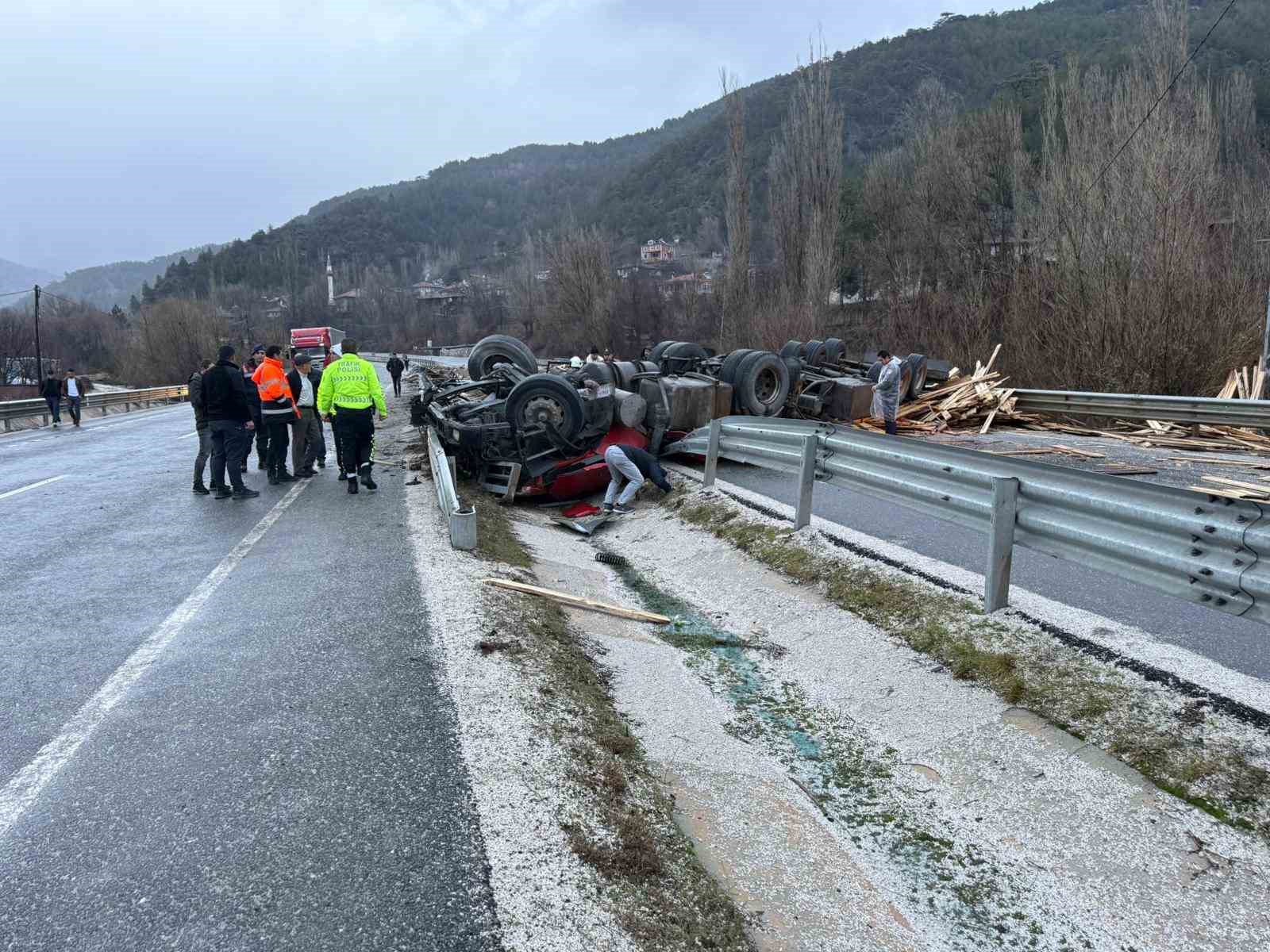 devrilen tirin altinda kalan surucu hayatini kaybetti 2 AQRFFXZQ
