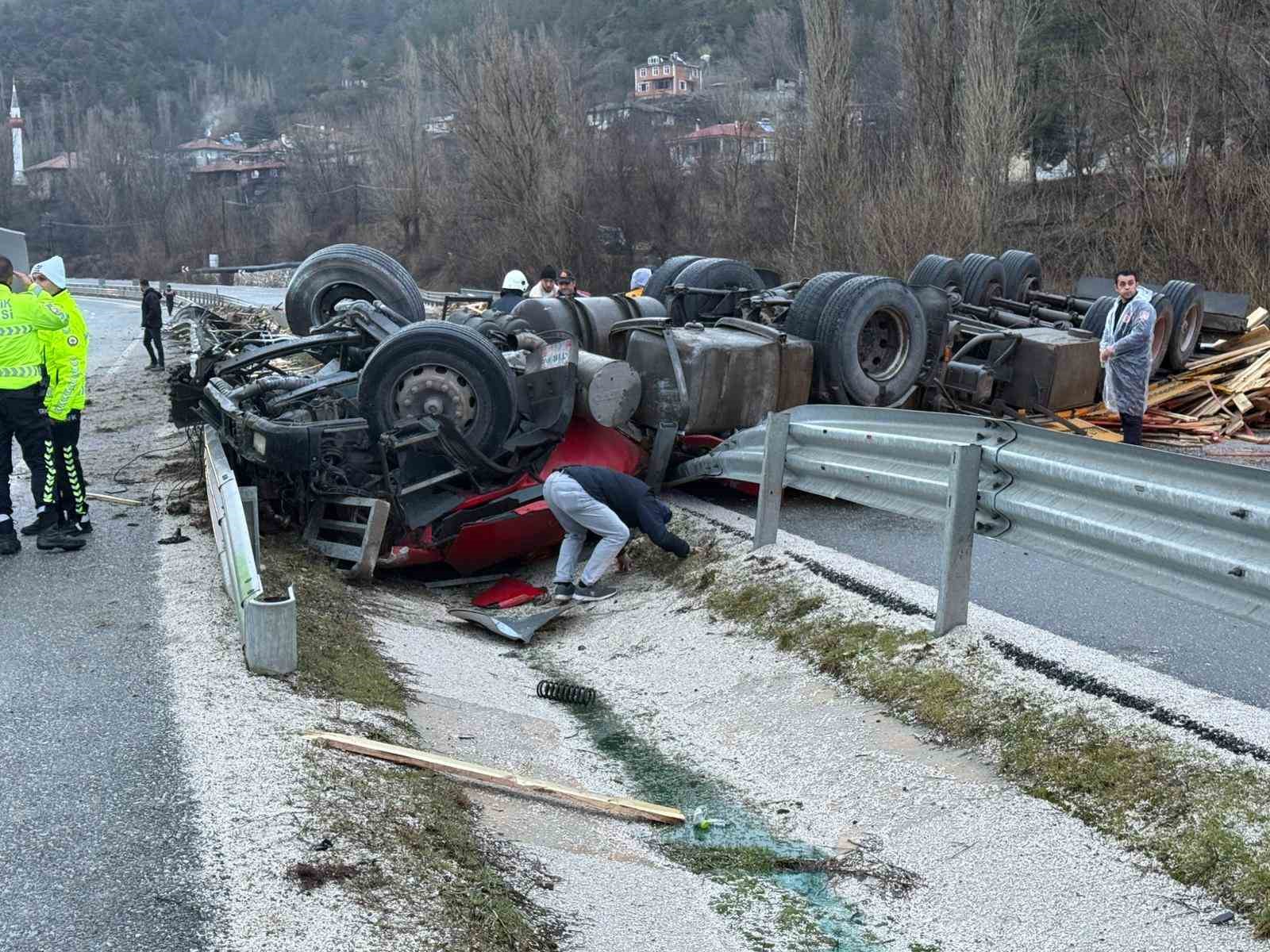 devrilen tirin altinda kalan surucu hayatini kaybetti 3 uH7FnVwb