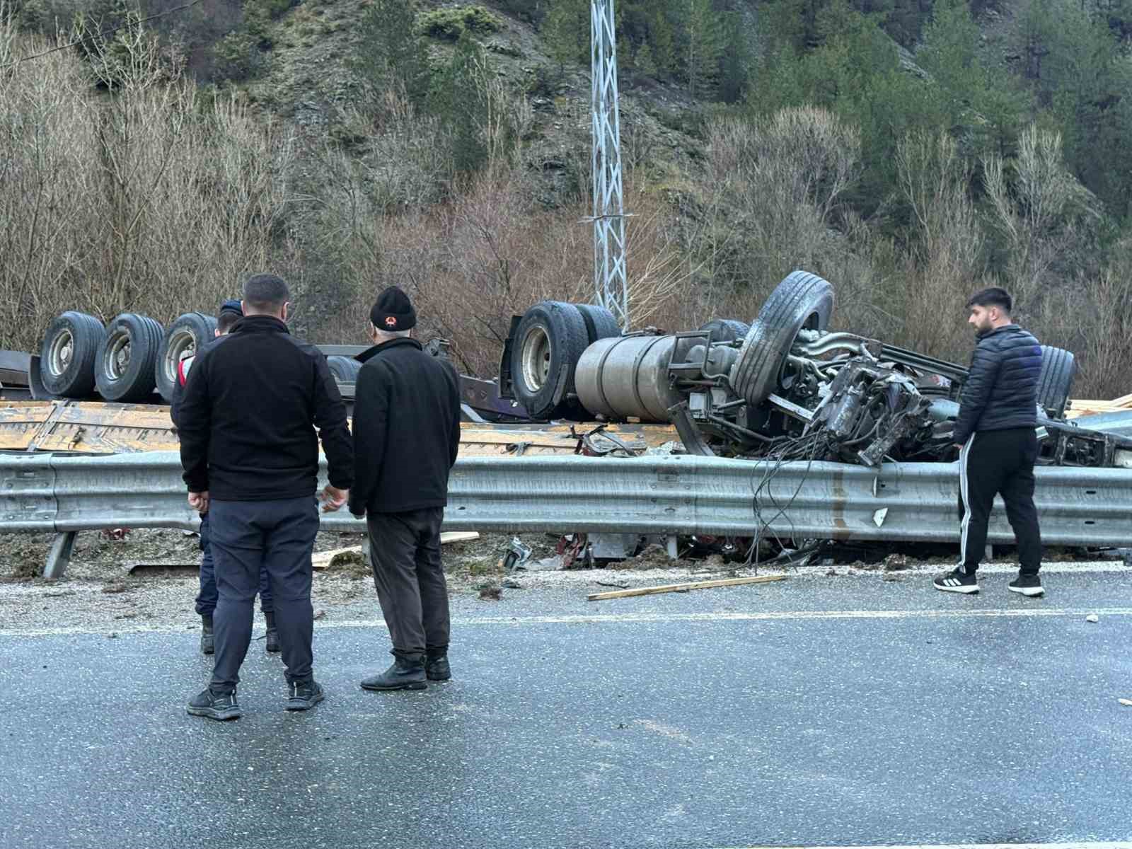 devrilen tirin altinda kalan surucu hayatini kaybetti 4