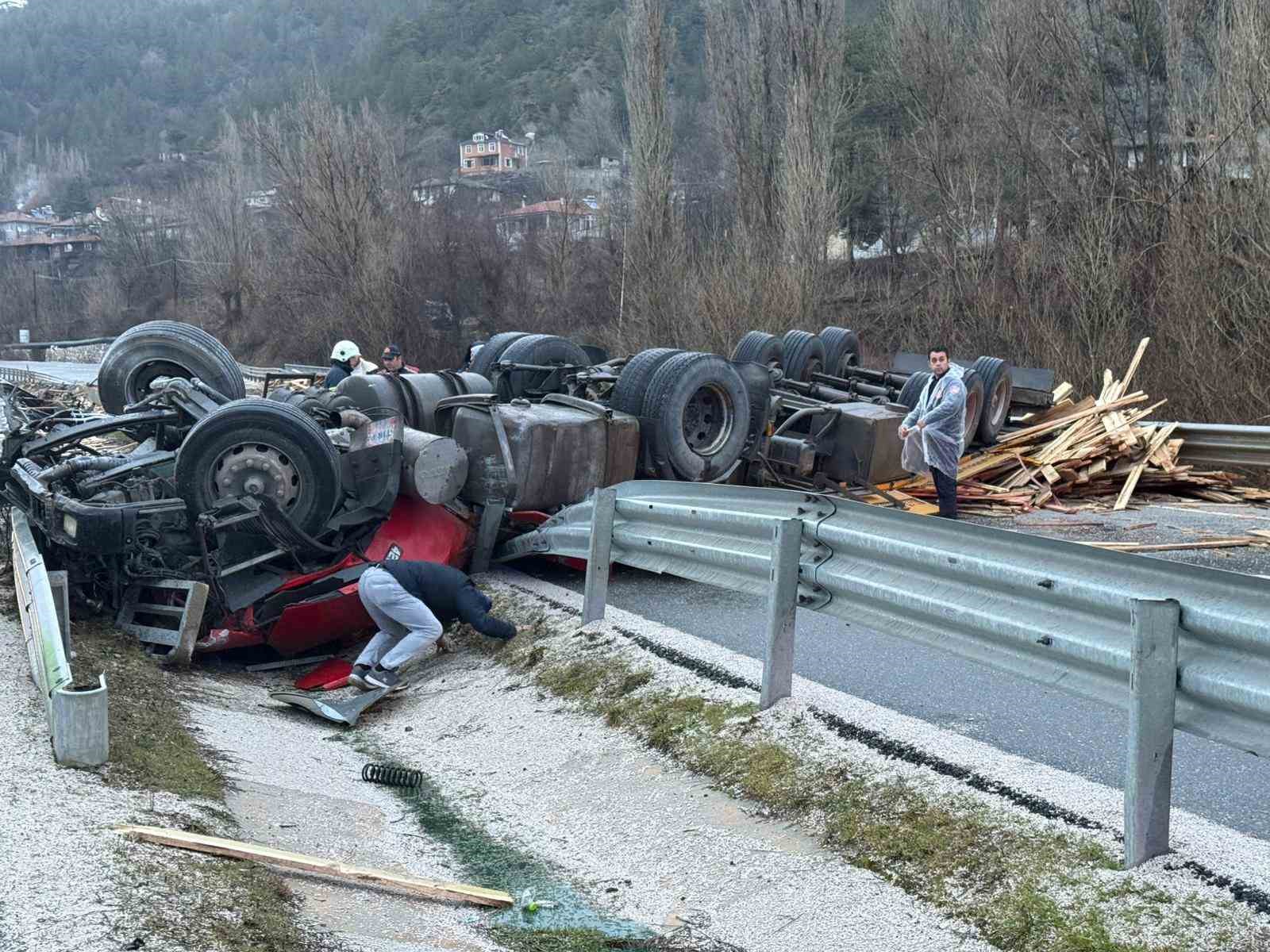 devrilen tirin altinda kalan surucu hayatini kaybetti 5 VlR3Pi1F