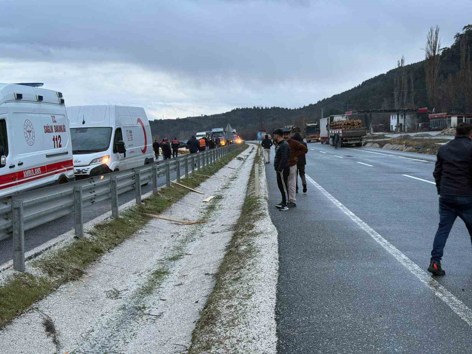 devrilen tirin altinda kalan surucu hayatini kaybetti 6 apWh2Kjs