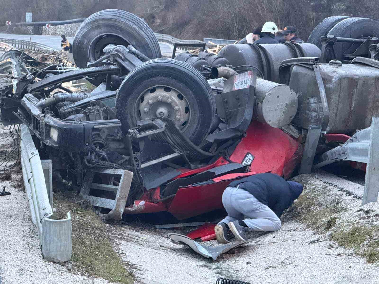 devrilen tirin altinda kalan surucu hayatini kaybetti 7 adXkDhvB