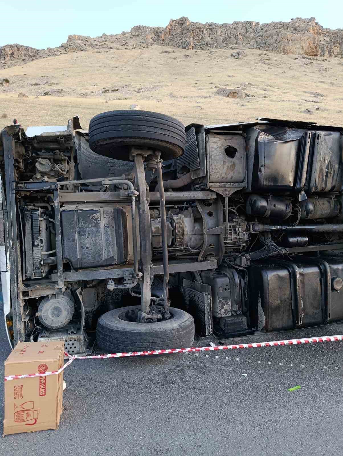 devrilen tirin surucusu yaralandi 1 9uGUCPym