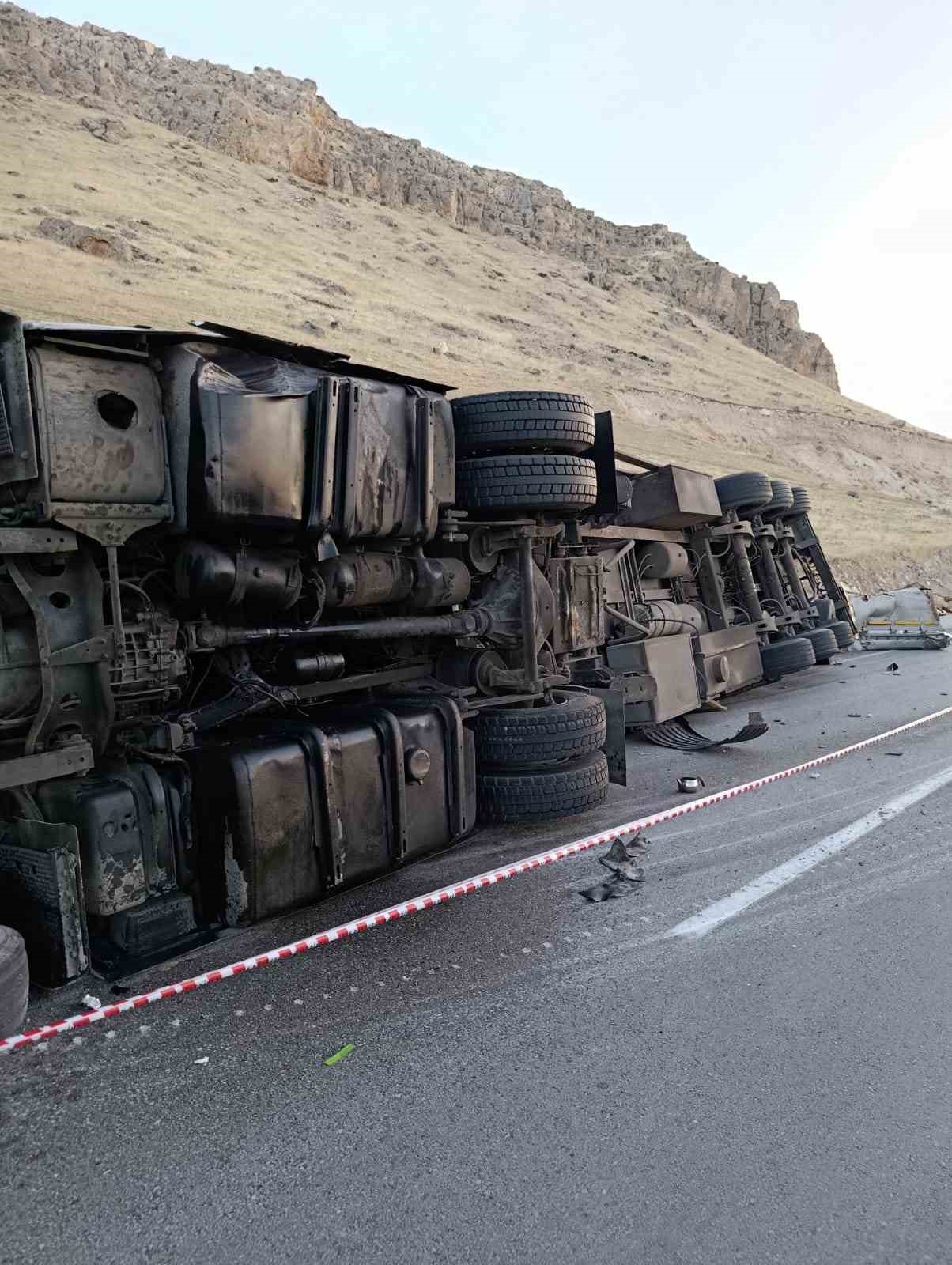 devrilen tirin surucusu yaralandi 2 578afUOp