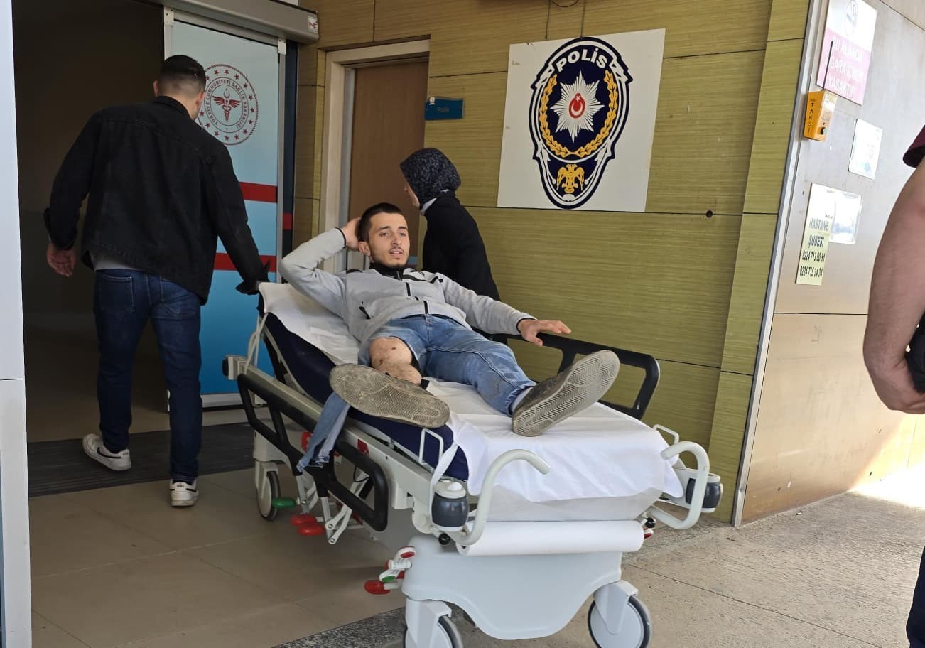 devrilen traktordeki 2 kisi yaralandi 1 3gdua8aN