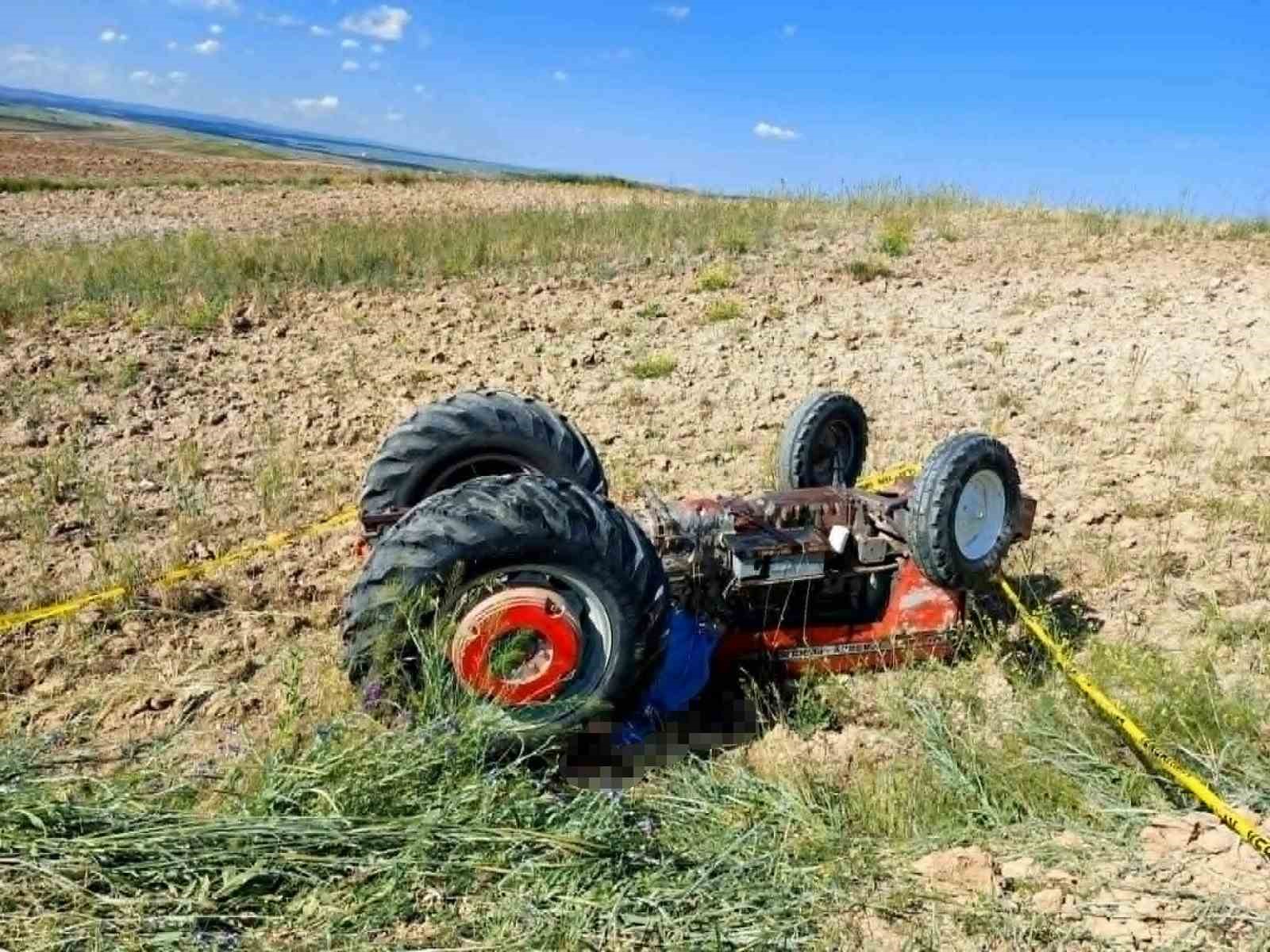 devrilen traktorun altinda kalan surucu hayatini kaybetti 0 qiytjFVu