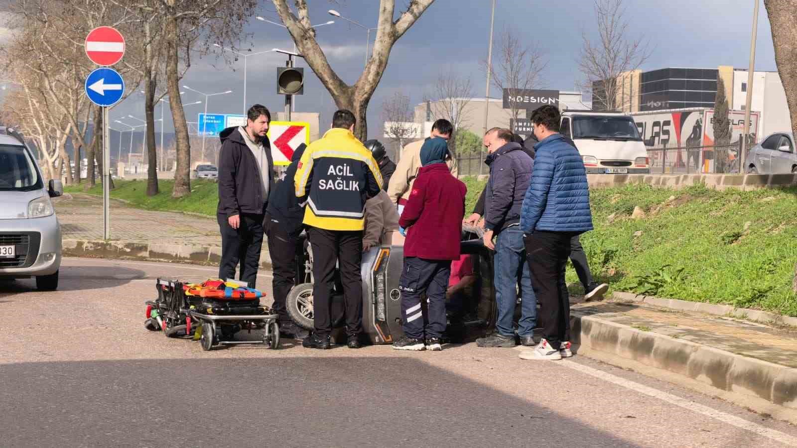 devrilen triportorde annesi yaralanan cocuk gozyaslarini tutamadi 0 QeinNp9L