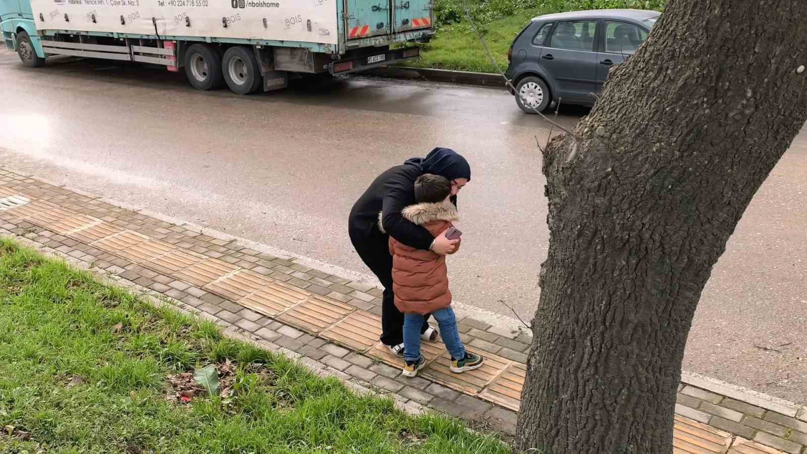 devrilen triportorde annesi yaralanan cocuk gozyaslarini tutamadi 3 ygIKyya8