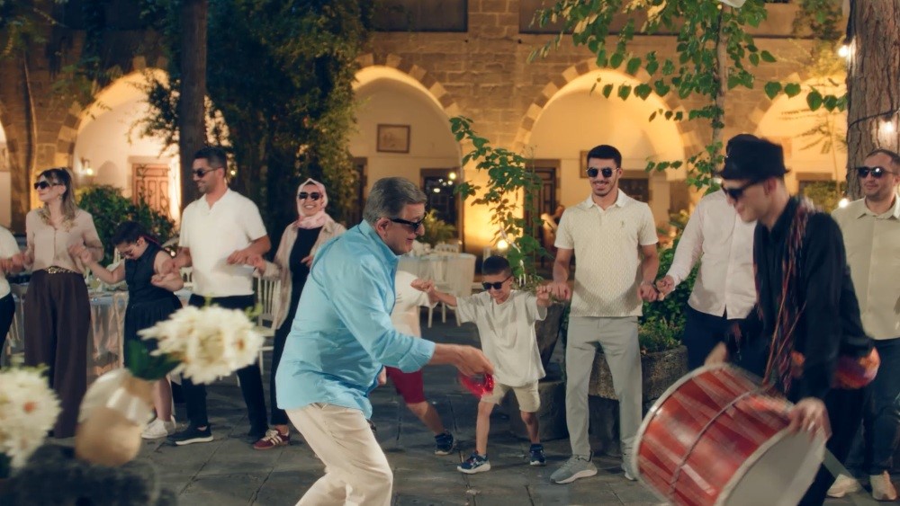 dicle elektrikin yeni reklam filminde teknik direktor yilmaz vural basrolde 3 QeAWZzRO