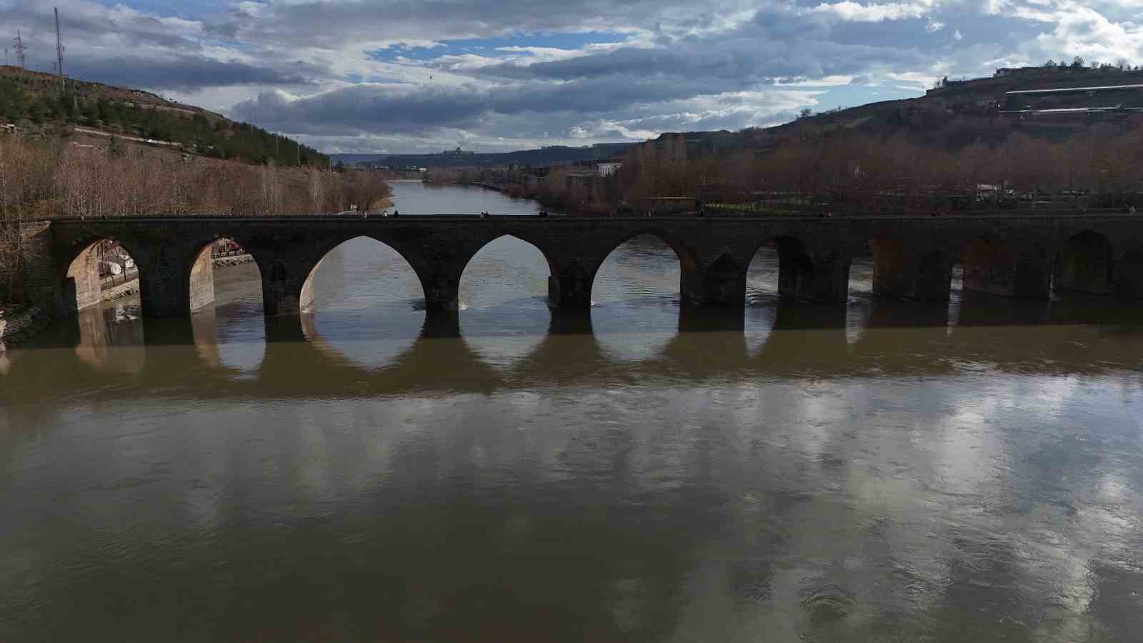 dicle nehrinde yukselen su seviyesi dronla goruntulendi 2