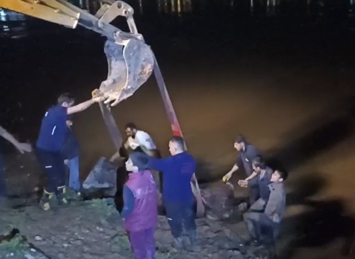 dicle nehrine dusen inegi itfaiye is makinesiyle kurtardi 1 n1Nqligf