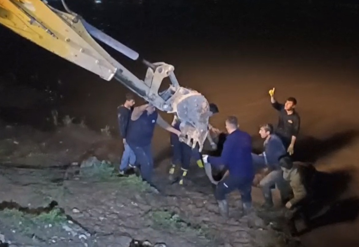dicle nehrine dusen inegi itfaiye is makinesiyle kurtardi 3 ViTbR8Ay