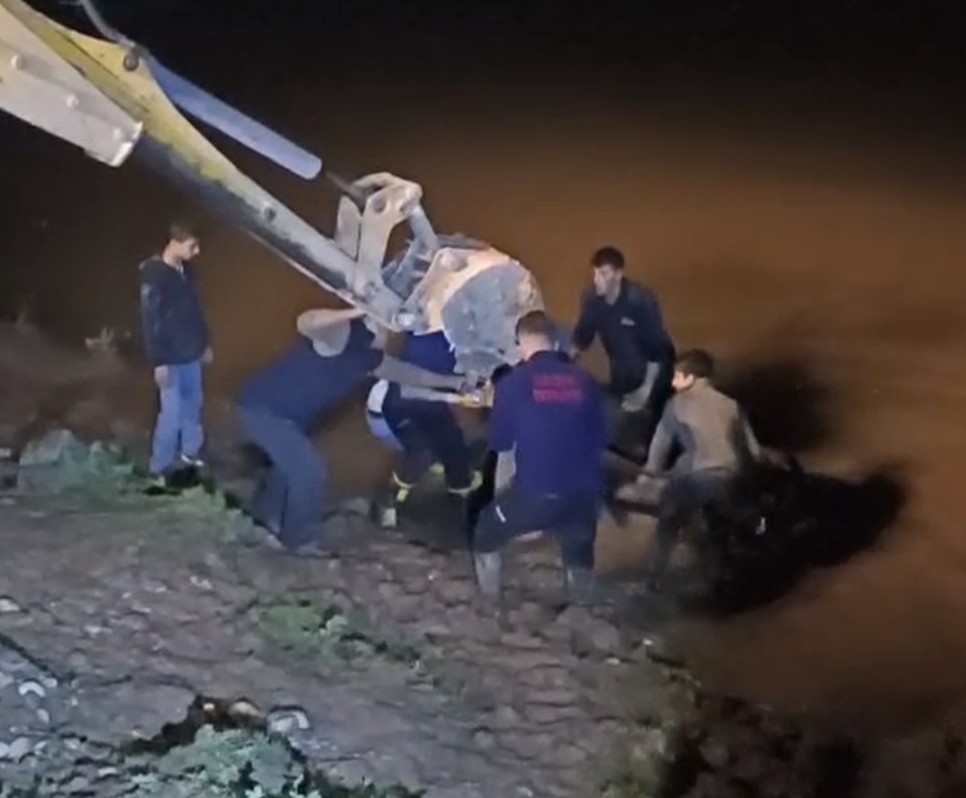 dicle nehrine dusen inegi itfaiye is makinesiyle kurtardi 4 gqj74wwu