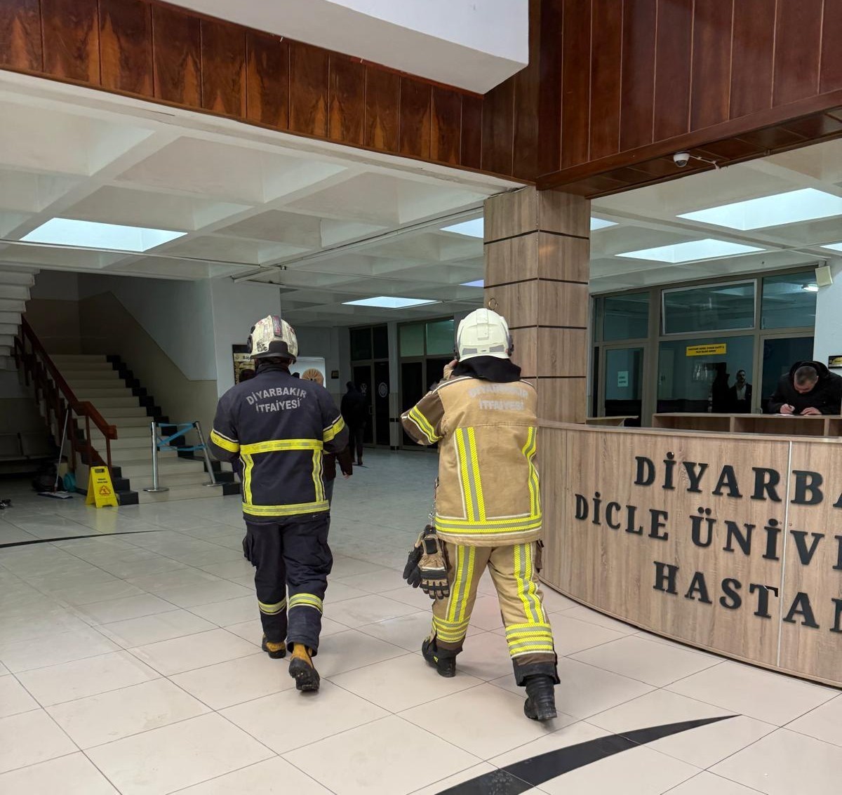 dicle universitesindeki polikliniklerde cikan yangin itfaiye tarafindan sonduruldu 2 CzYfOHVP