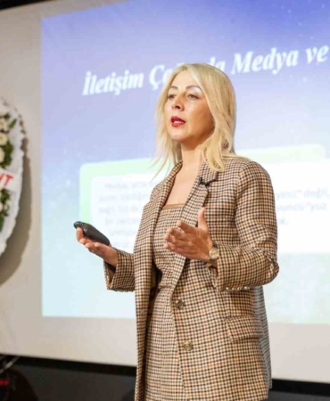 dijital-dunyayi-cocuklar-anliyor-yetiskinler-yaniliyor-DnRydMUh.jpg