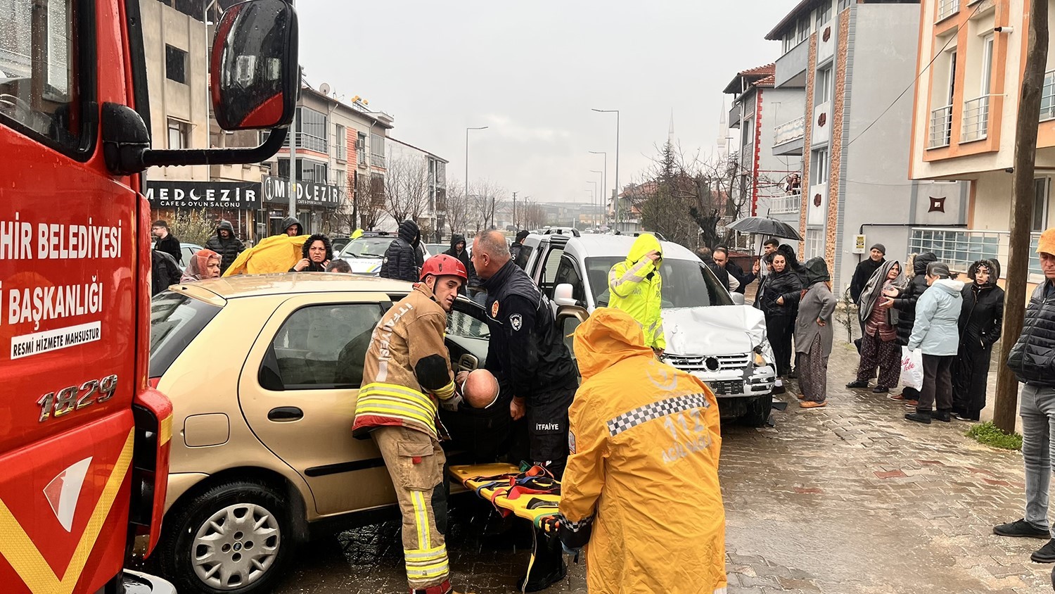 dikkatsizlik kazayi beraberinde getirdi 2 yarali 3