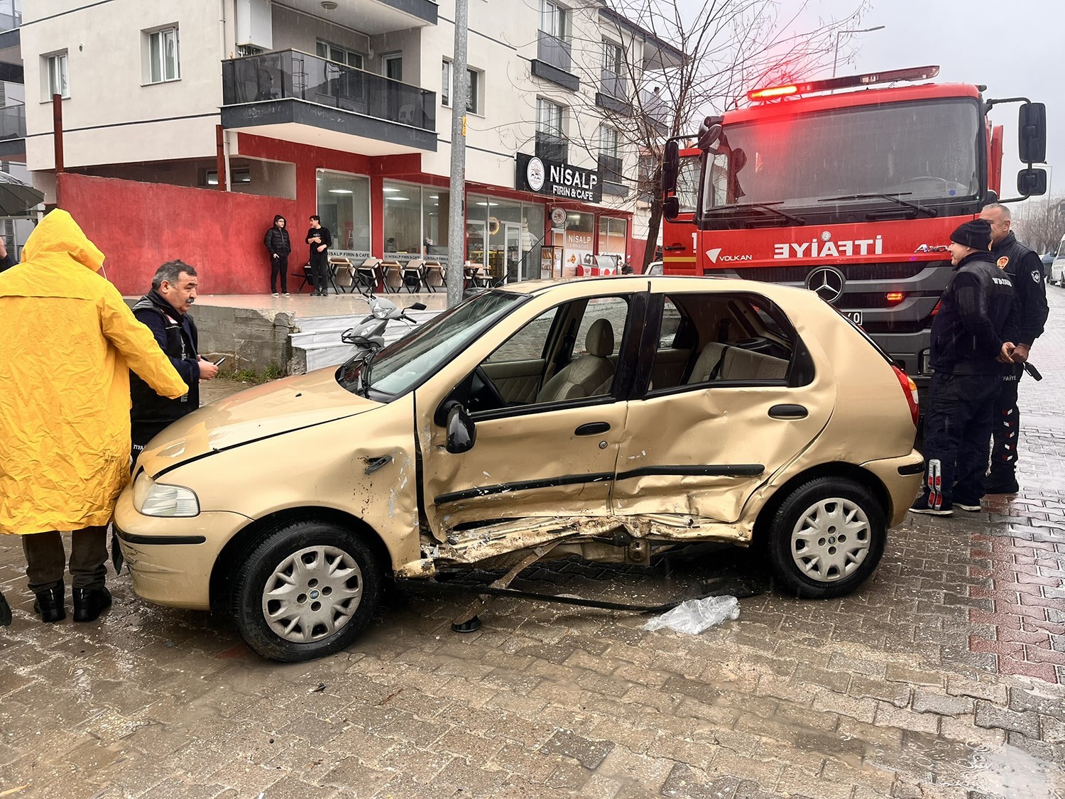 dikkatsizlik kazayi beraberinde getirdi 2 yarali 5 TsVlVUFv