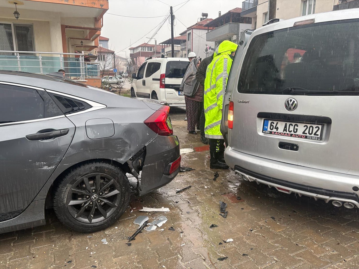 dikkatsizlik kazayi beraberinde getirdi 2 yarali 6 pIlDasGV
