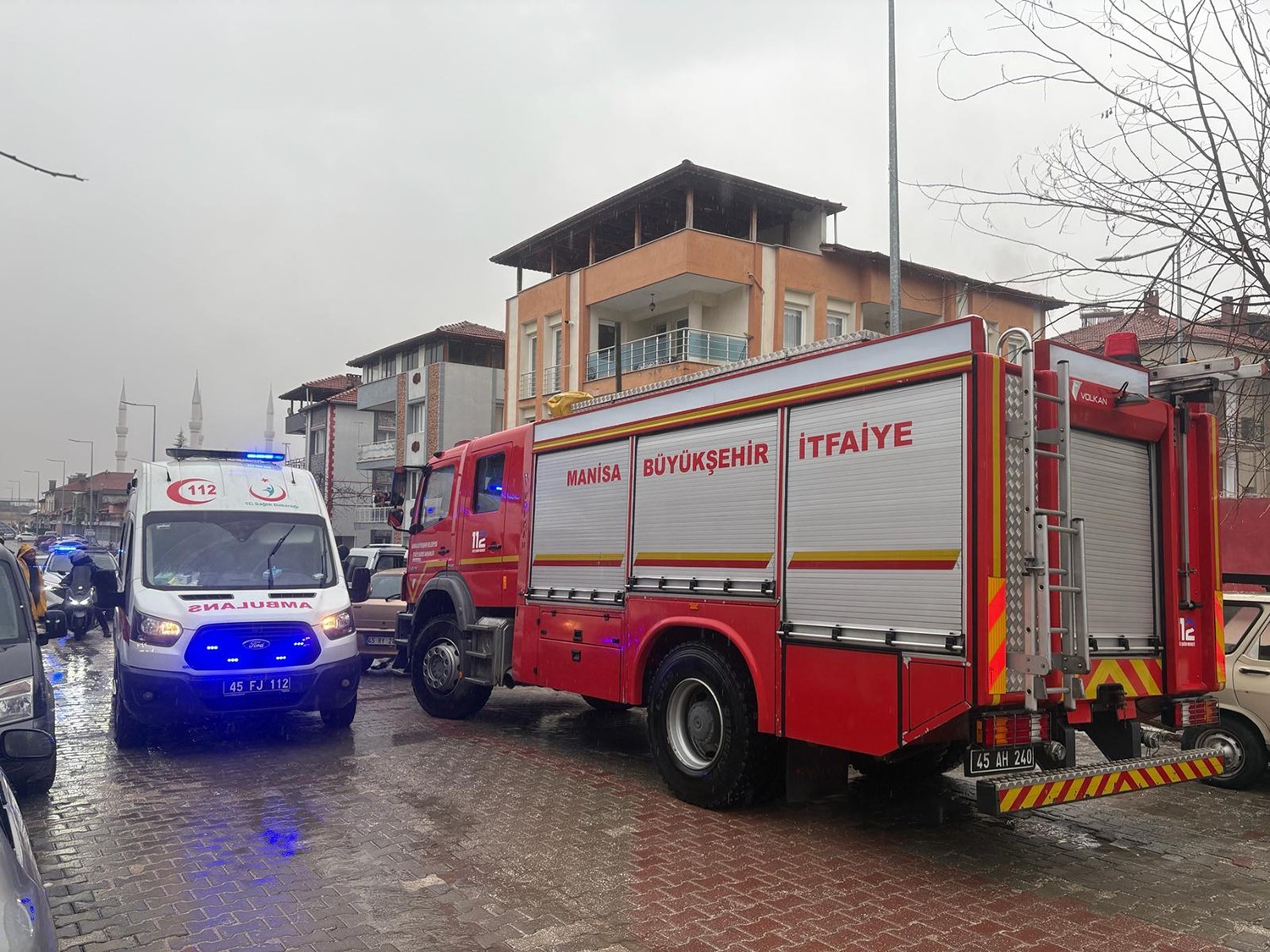 dikkatsizlik kazayi beraberinde getirdi 2 yarali 8 mbhdMKOB