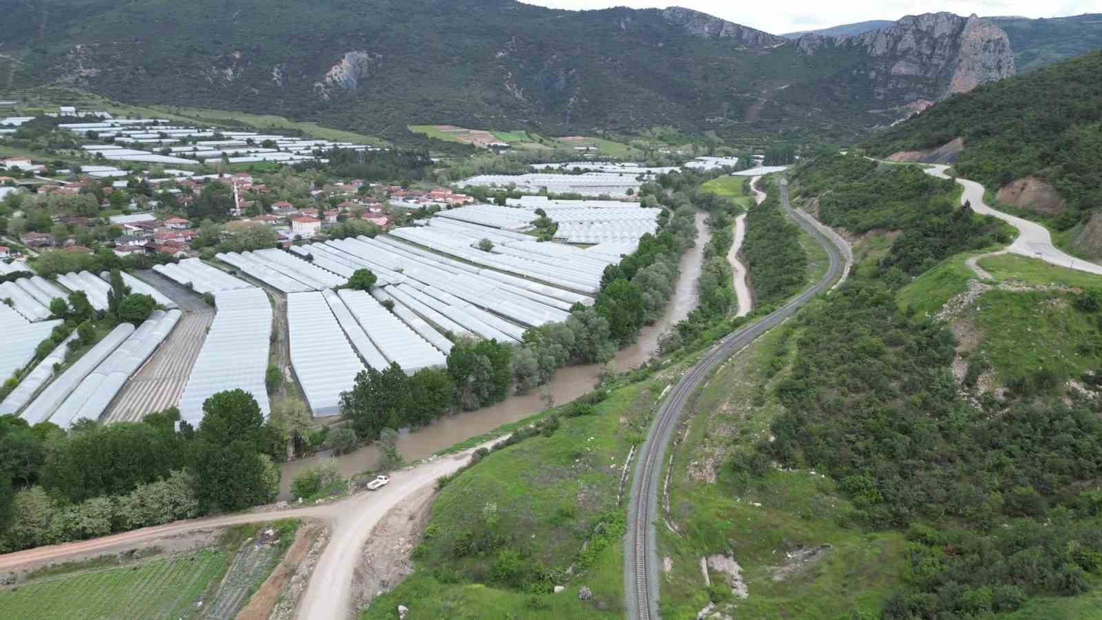 Diktiği binlerce kök fidesi sel sonrası çürüyen çiftçi: "Bu afet Allah’tan geldi, boynumuz kıldan ince" 9 diktigi binlerce kok fidesi sel sonrasi curuyen ciftci bu afet allahtan geldi boynumuz kildan ymbgIi6X