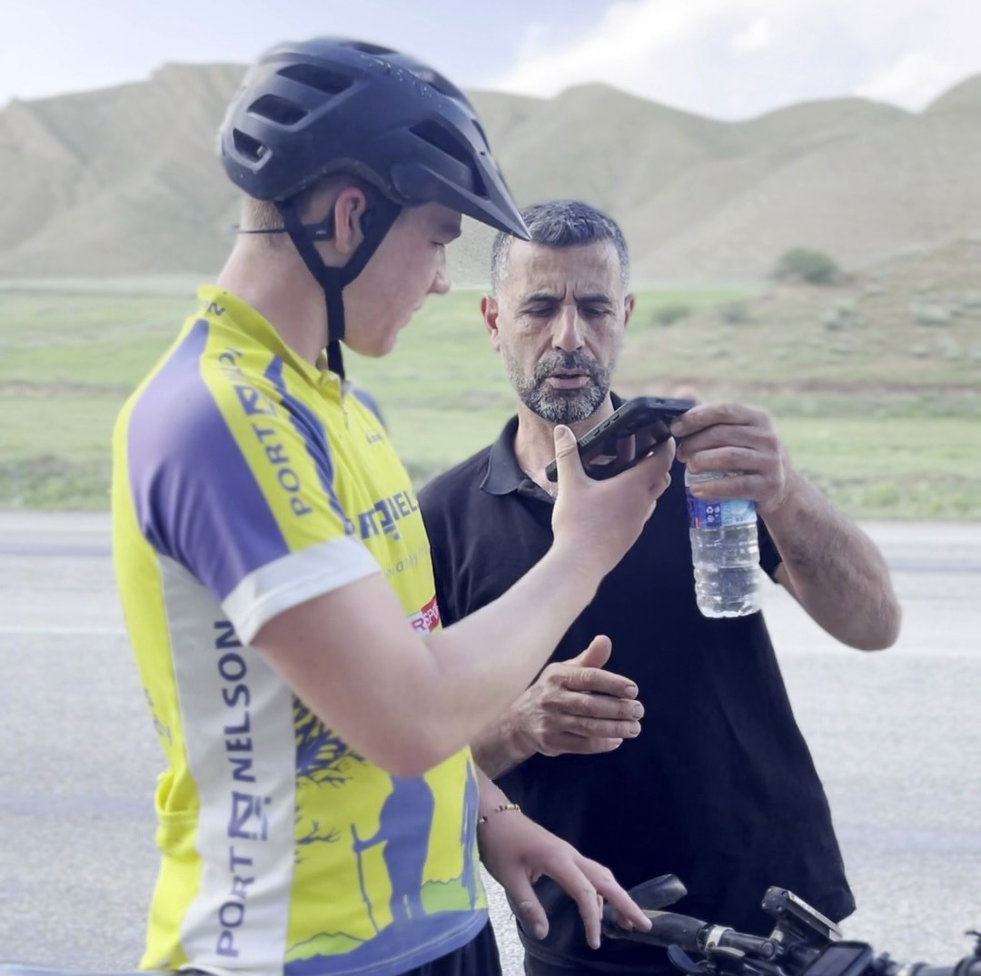 Dil engelini yapay zekayla çözdüler: Erzurum yolunda İngiliz turiste Şenkaya misafirperverliği 4 dil engelini yapay zekayla cozduler erzurum yolunda ingiliz turiste senkaya misafirperverligi 0 MdI1R9S9