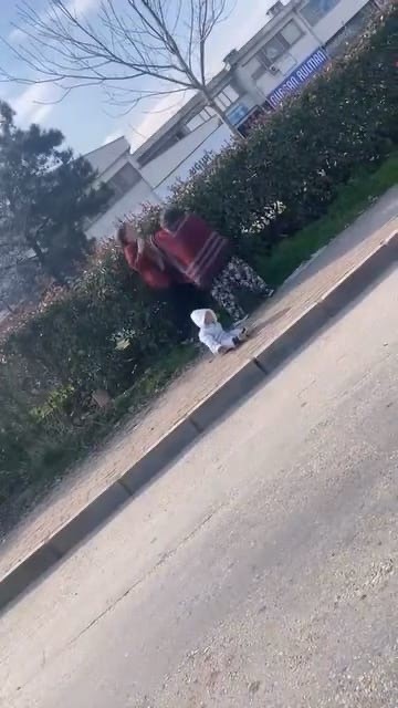 dilenci kadinlarin kavgasi kamerada kucagindaki bebek yere dustu 1 twdealTW