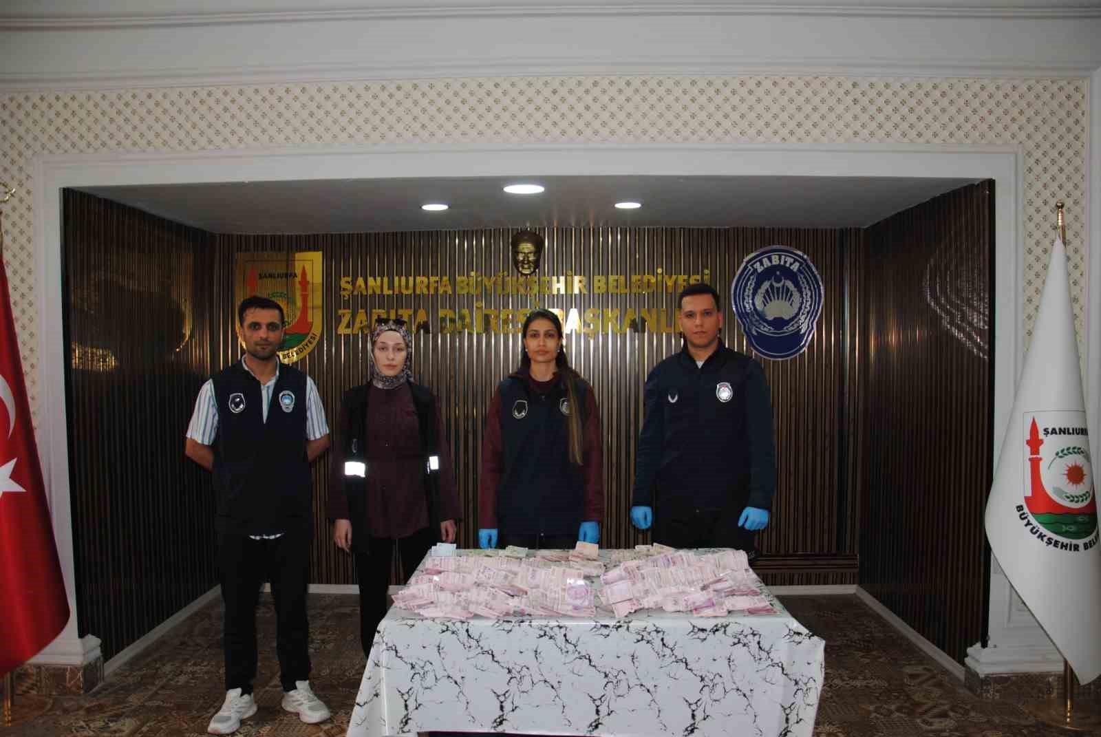 dilencinin uzerinden cikan para sasirtti 3 HqLt8q7e
