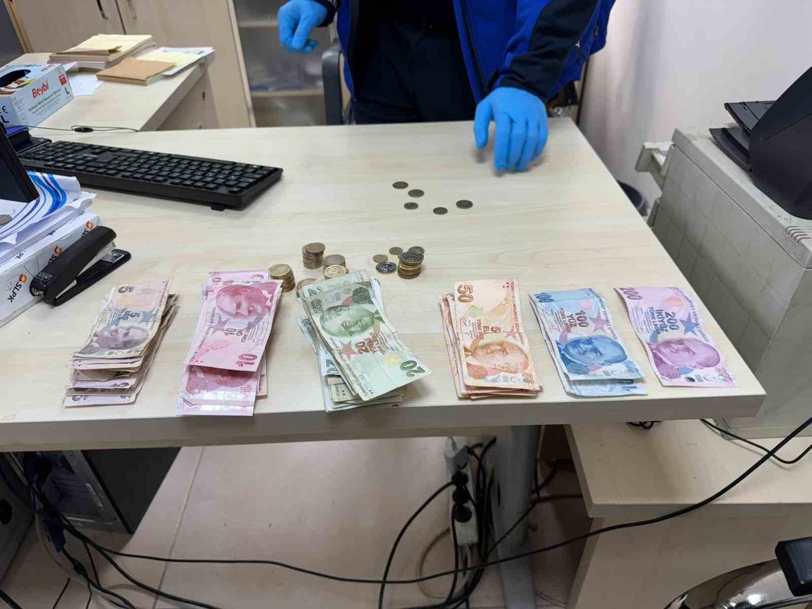 dilencinin uzerinden cikan para say say bitmedi 1 UXiAcnYP