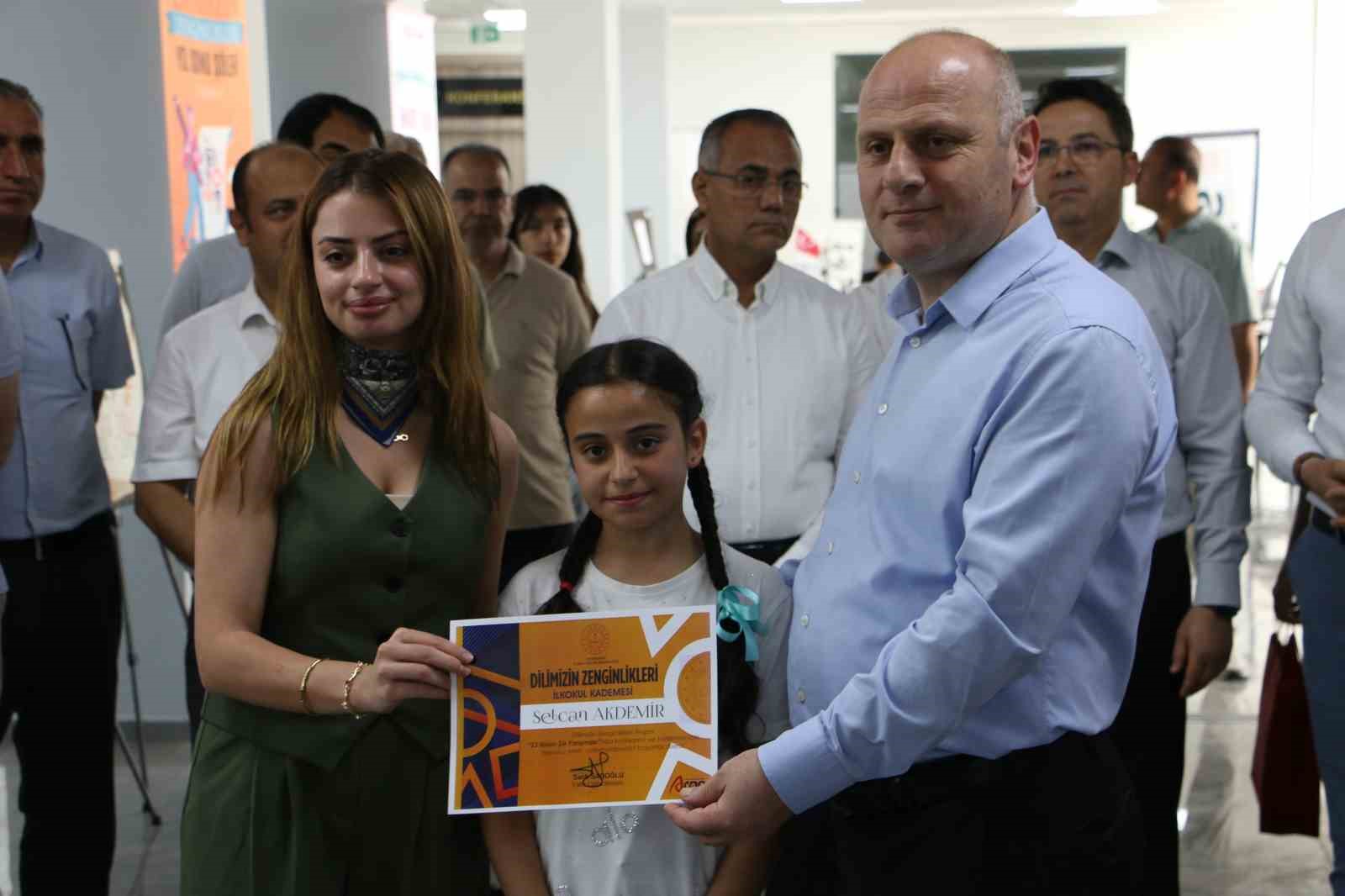 Dilimizin Zenginlikleri Projesinde ödüller sahiplerini buldu 9 dilimizin zenginlikleri projesinde oduller sahiplerini buldu 5 EsET5APB