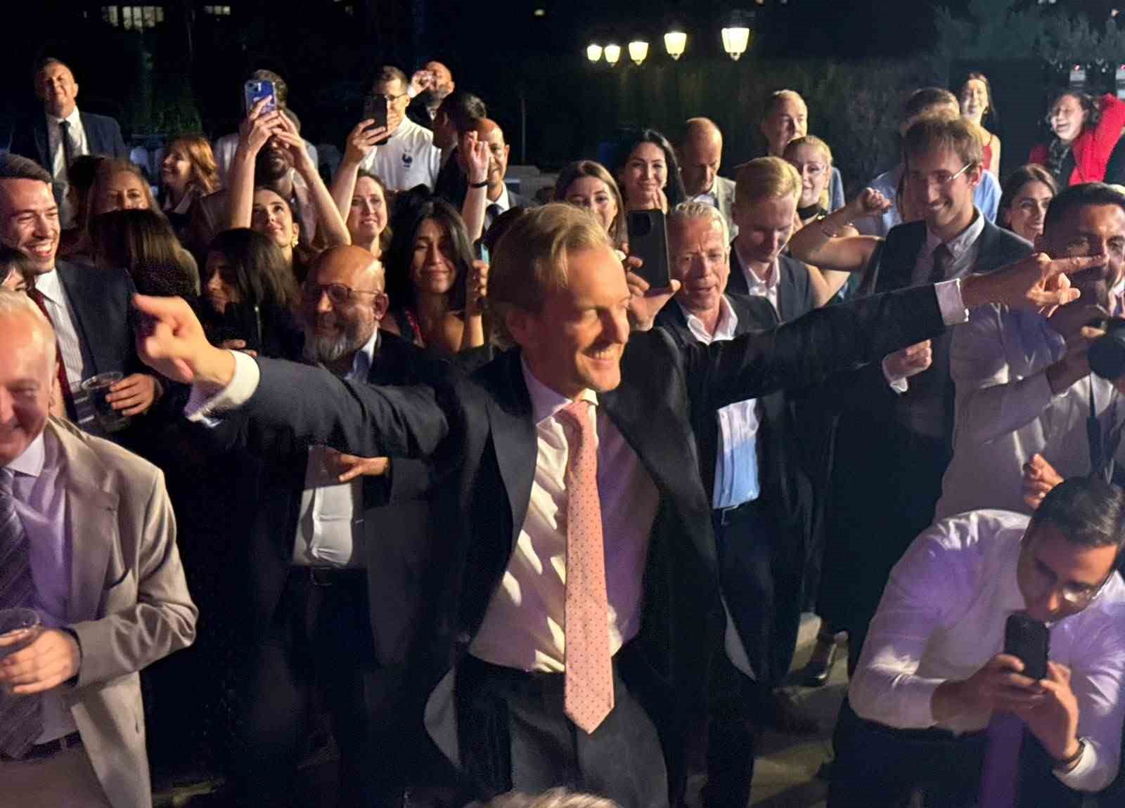 Diplomasinin ritmi "Erik Dalı" oldu 4 diplomasinin ritmi erik dali oldu 0 FBFOREcv