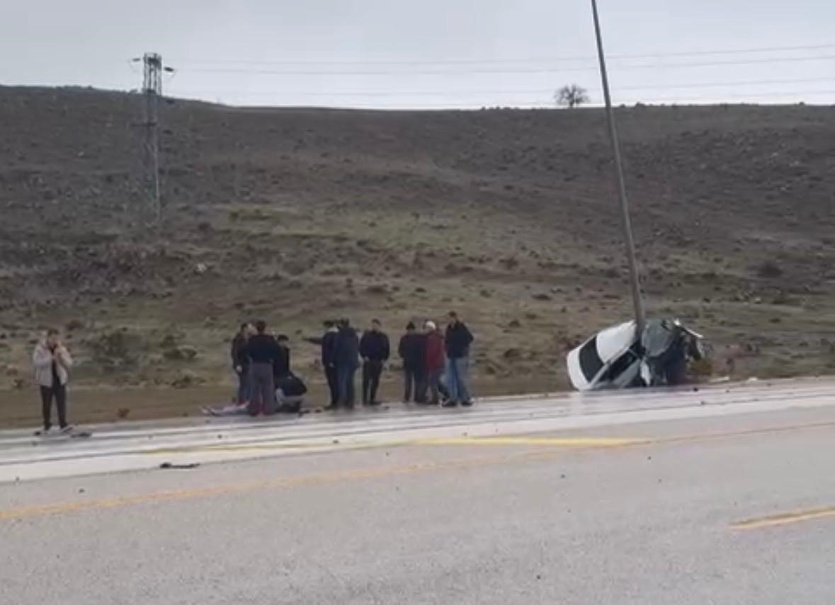 direge carpan otomobil ikiye katlandi 1 yarali 0
