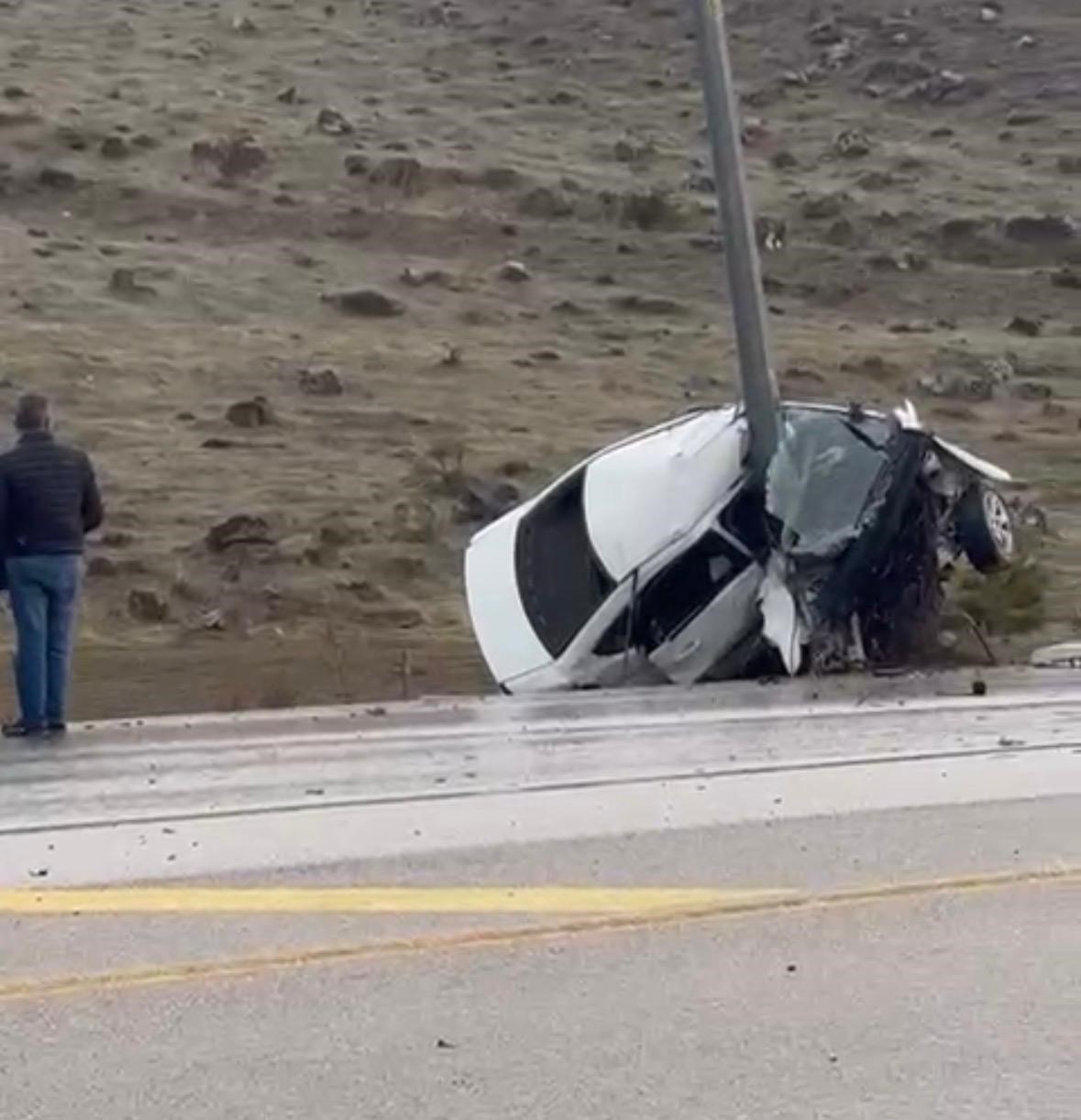 direge carpan otomobil ikiye katlandi 1 yarali 2 pCaEa9vC