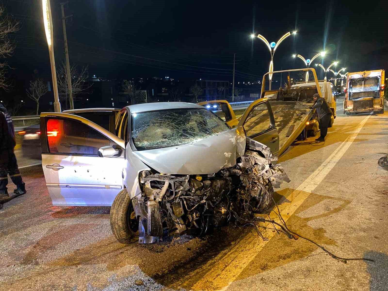 direge carpan otomobildeki 4 kisi yaralandi aractan alkol kutulari cikti 1 QFu5ValS