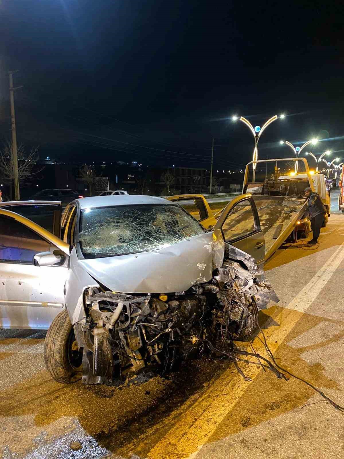 direge carpan otomobildeki 4 kisi yaralandi aractan alkol kutulari cikti 3 NDu6sCnH