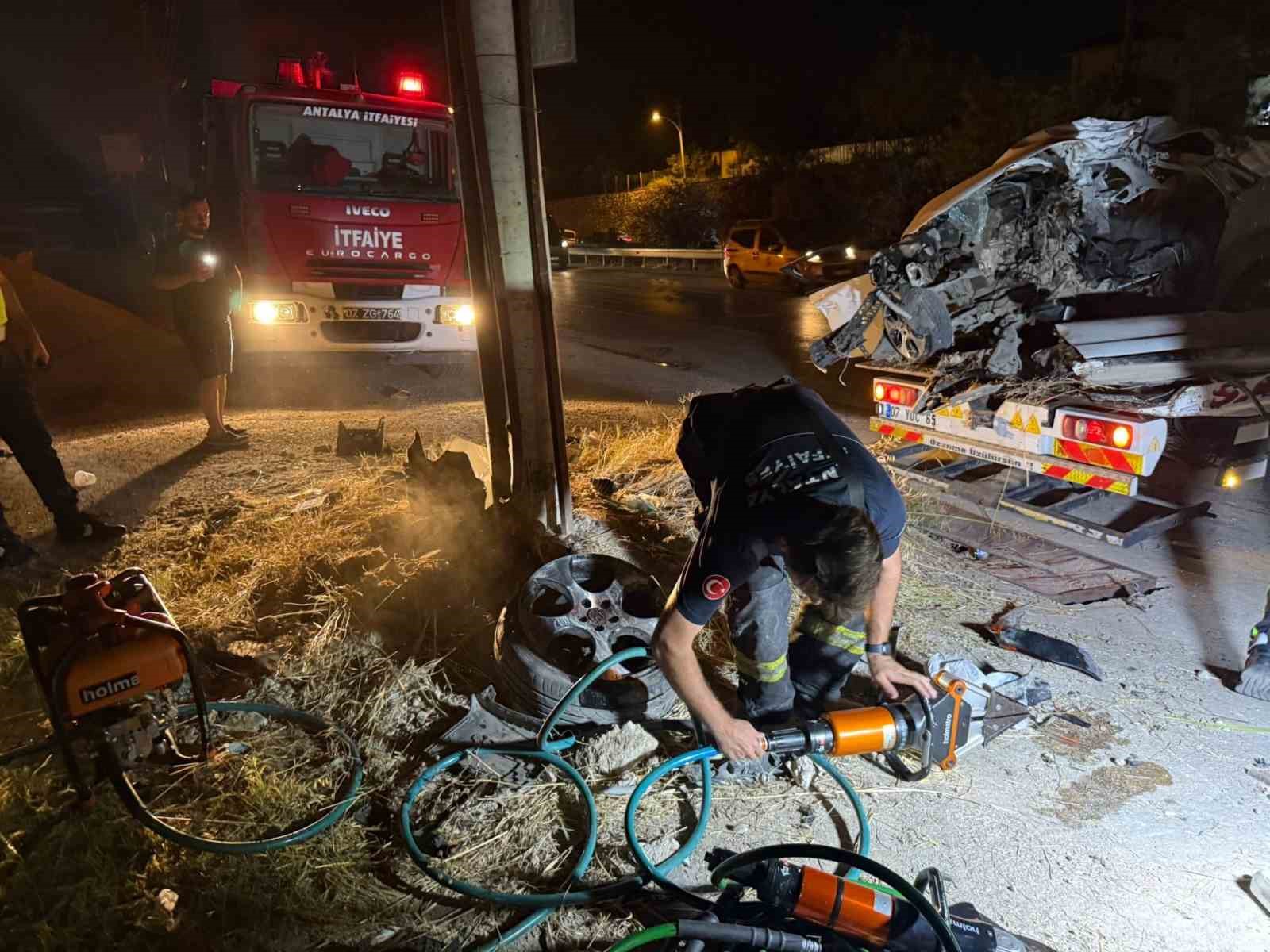 direge carpan otomobilin motoru firlayip iscilerin kaldigi barakaya uctu 1 agir yarali 2 DGzFNFnQ