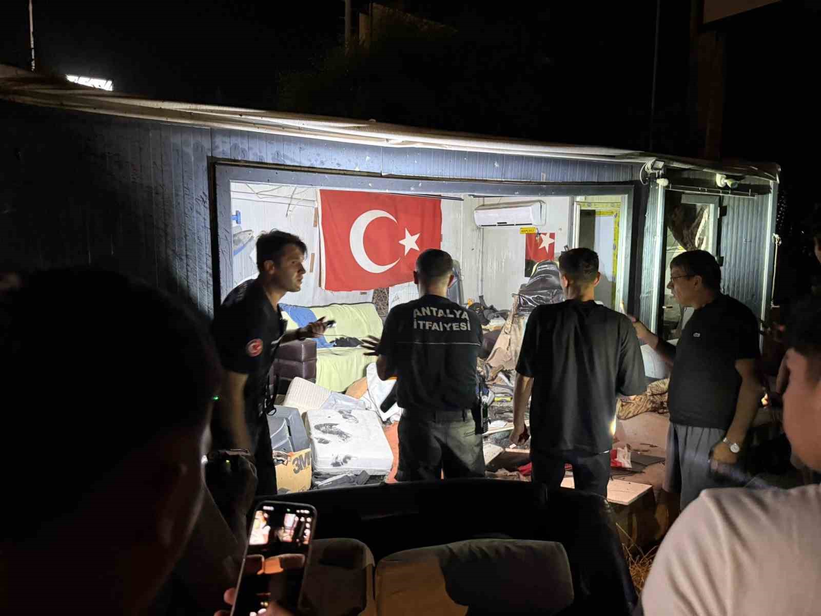 direge carpan otomobilin motoru firlayip iscilerin kaldigi barakaya uctu 1 agir yarali 3 86baJAbd